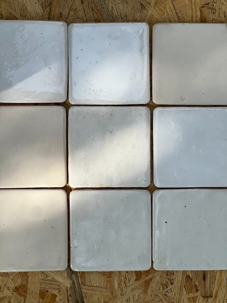 Ręcznie malowane płytki ceramiczne w układzie mozaiki